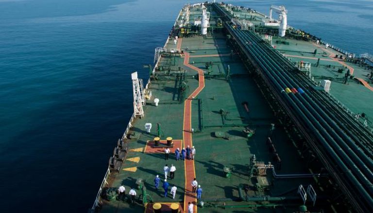 ناقلة النفط "ديفون" تبحر عبر الخليج