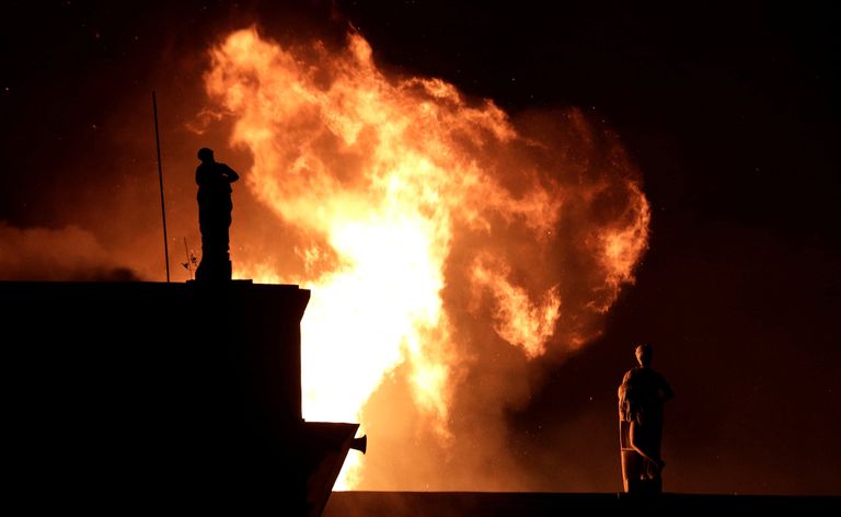 النيران لا تزال مشتعلة في المتحف الوطني بالبرازيل