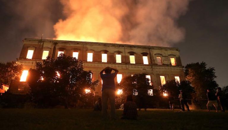 النيران لا تزال مشتعلة في المتحف الوطني بالبرازيل