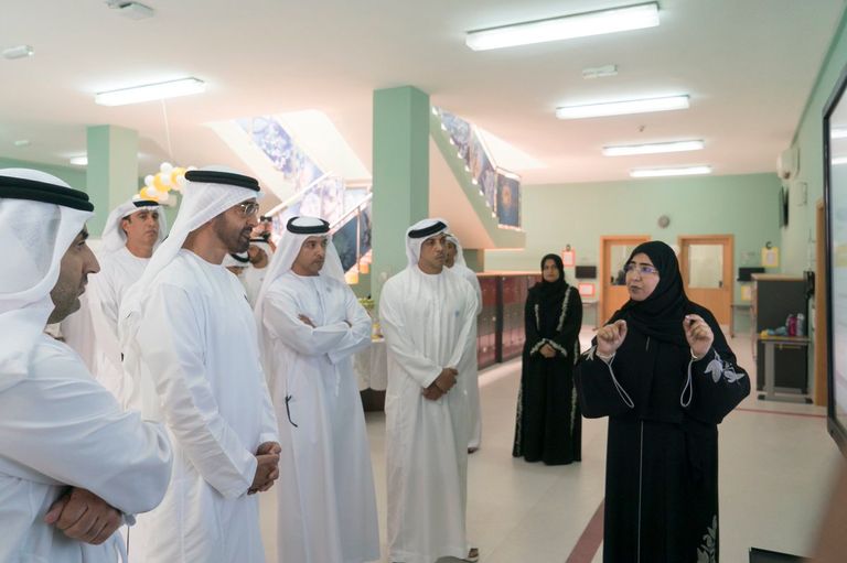 الشيخ محمد بن زايد آل نهيان خلال زيارته مدرسة الأصايل في أبوظبي، الأحد
