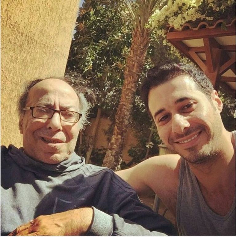 بالصور.. أحمد السعدني يُطمئن الجمهور على صحة والده - صورة 2