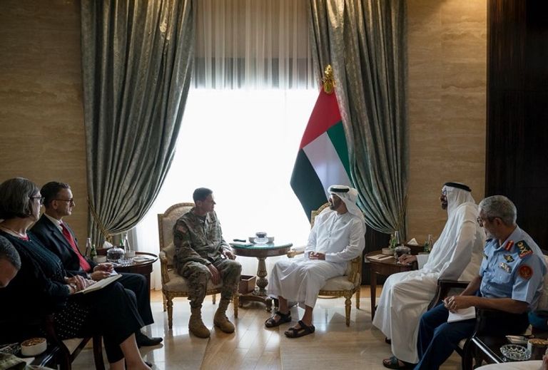 الشيخ محمد بن زايد خلال استقباله قائد القيادة المركزية الأمريكية