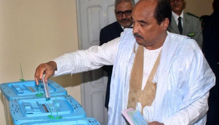 الرئيس الموريتاني محمد ولد عبدالعزيز يدلي بصوته في الانتخابات - أ.ف.ب 