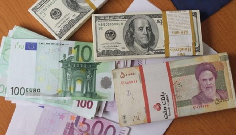 الدولار الأمريكي يسجل 138 ألف ريال إيراني