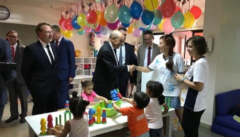 الوزير الفرنسي خلال زيارته للمدرسة الفرنسية في أبوظبي