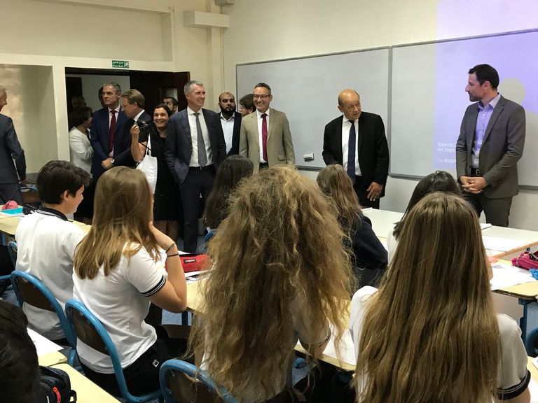 الوزير الفرنسي خلال زيارته للمدرسة الفرنسية في أبوظبي