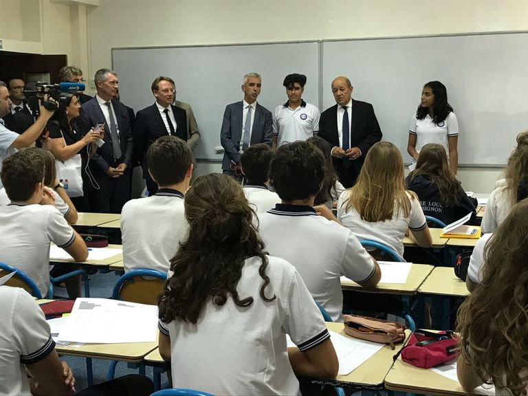 الوزير الفرنسي خلال زيارته للمدرسة الفرنسية في أبوظبي