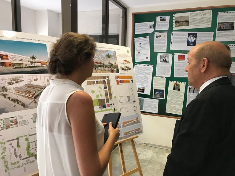 الوزير الفرنسي خلال زيارته للمدرسة الفرنسية في أبوظبي