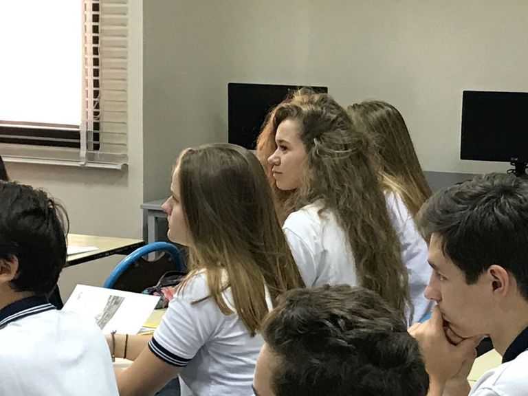 الوزير الفرنسي خلال زيارته للمدرسة الفرنسية في أبوظبي