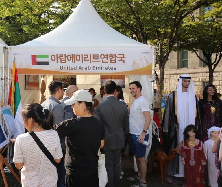 بارك أون سون بجناح دولة الإمارات في المهرجان