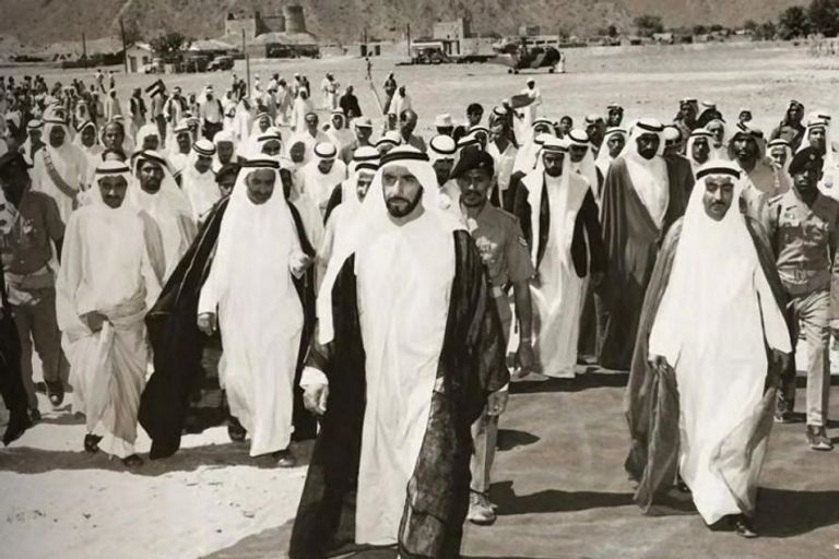 المغفور له الشيخ زايد بن سلطان آل نهيان قائد محور بيحان في الجيش اليمني اللواء الركن مفرح بحيبح