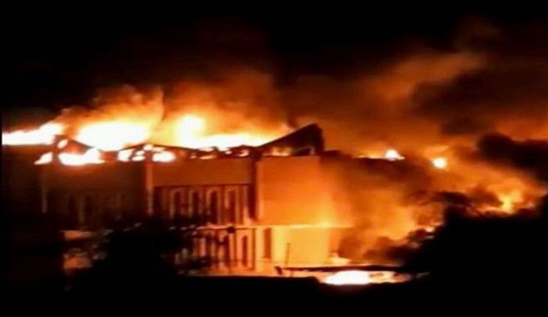 حريق مبنى محافظة البصرة تشييع جنازة قتيل سقط برصاص المليشيات الإيرانية بالبصرة- رويترز