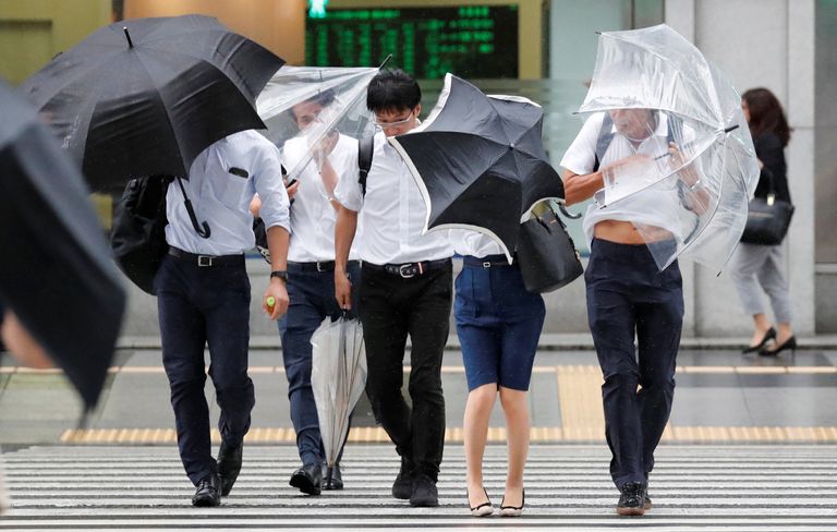 إعصار قوي يهدد اليابان