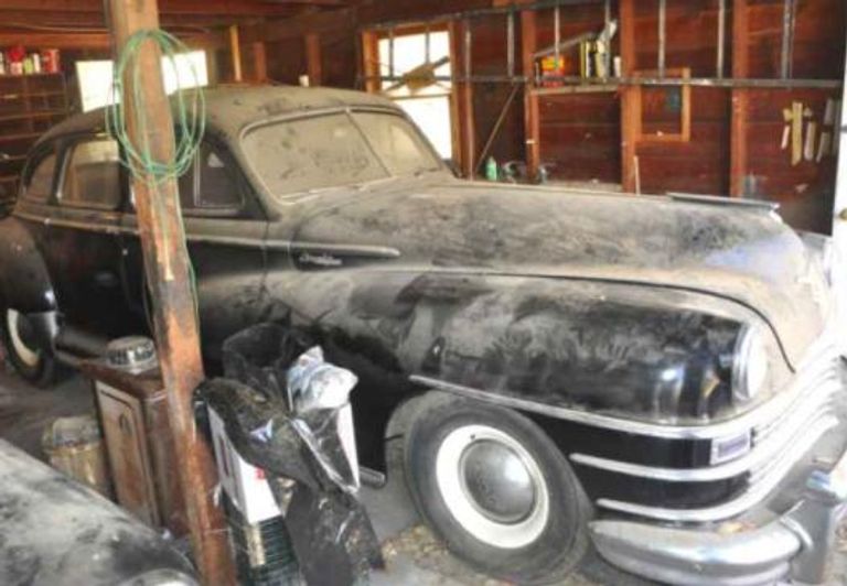 مجموعة من السيارات بالمعرض