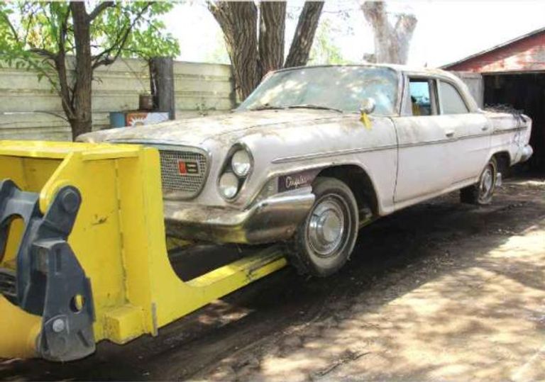 مجموعة من السيارات بالمعرض