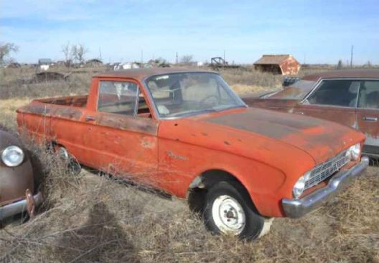 مجموعة من السيارات بالمعرض