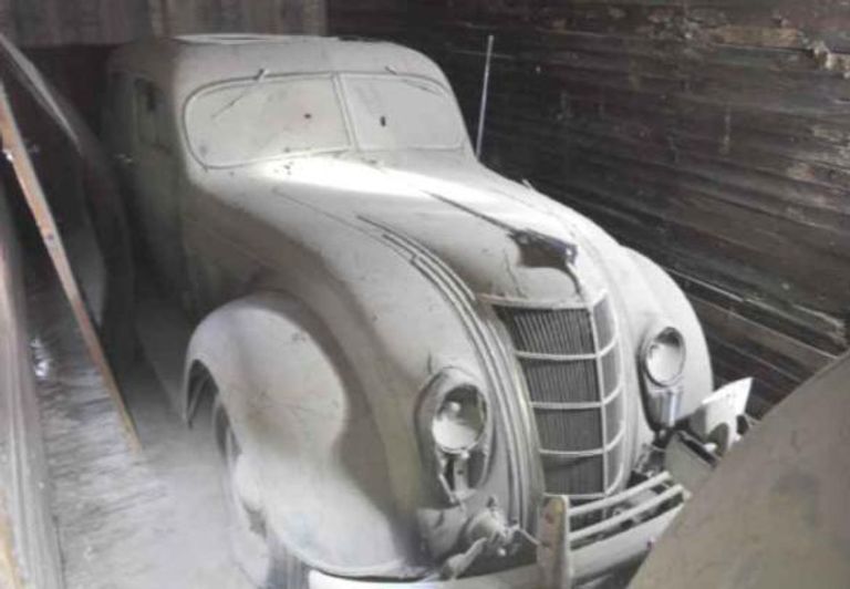 مجموعة من السيارات بالمعرض