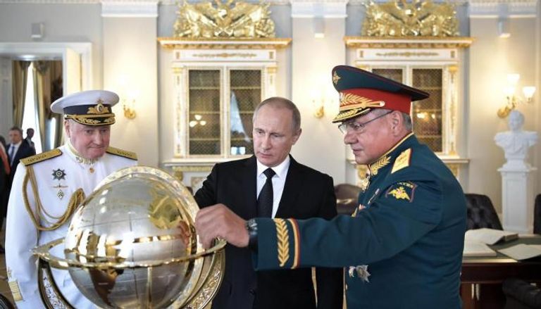 الرئيس الروسي فلاديمير بوتين يتفقد خطة المناورات