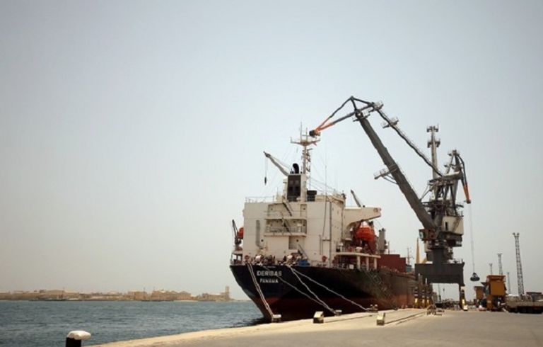 تفريغ حمولة سفينة فى ميناء مصوع ميناء مصوع - الصورة من رويترز
