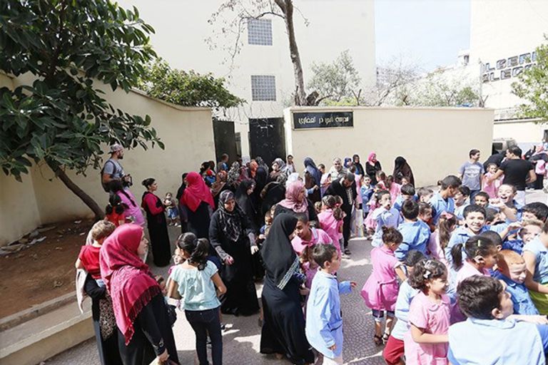 أولياء التلاميذ أمام المدارس