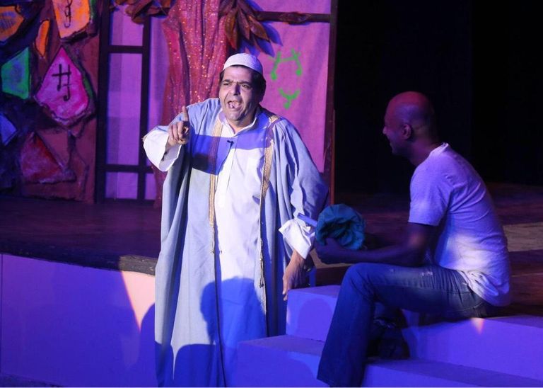 مشهد من العرض المسرحي "أنتيكا"