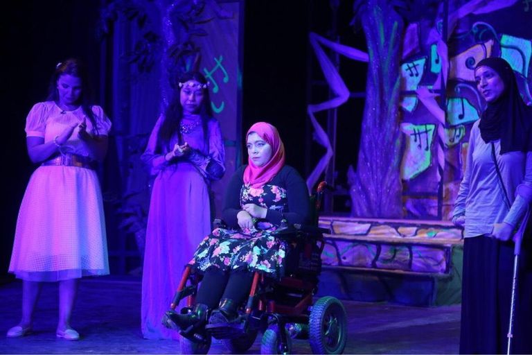 مشهد من العرض المسرحي "أنتيكا"