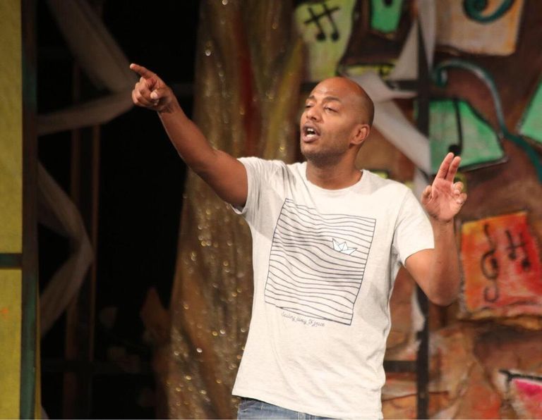 مشهد من العرض المسرحي "أنتيكا"