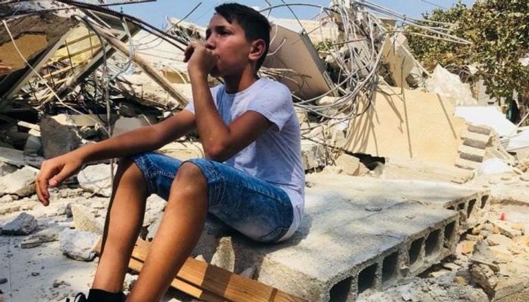 طفل على أنقاض منزله المدمر في القدس