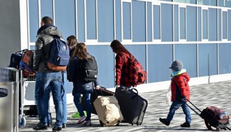 أسرة سورية لاجئة تصل إلى أحد المطارات الأوروبية - أرشيفية