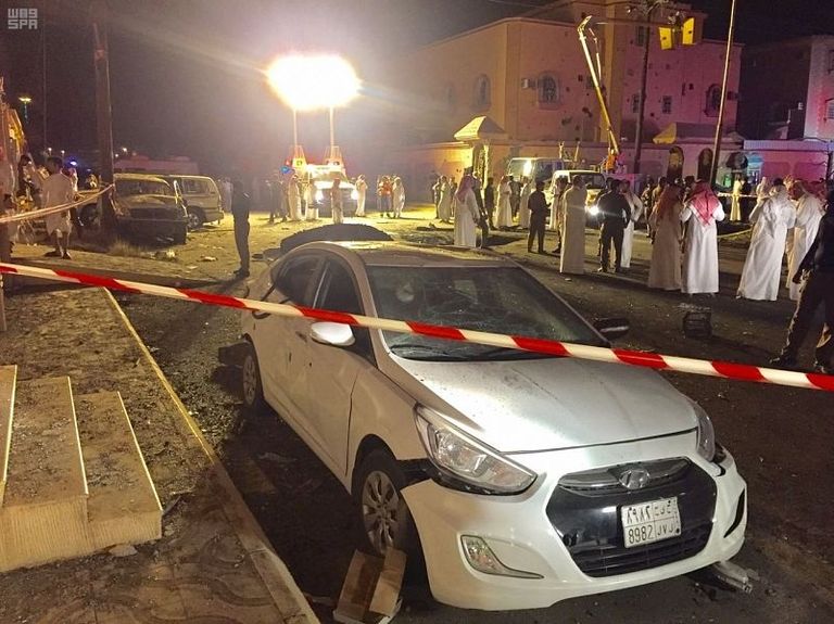 آثار شظايا الصاروخ المتناثرة وقد تسببت في بعض الخسائر