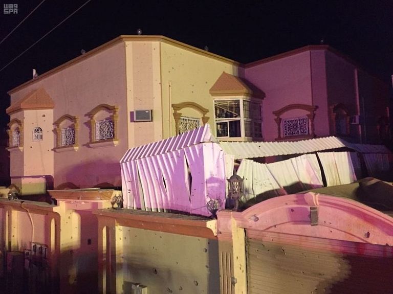 آثار شظايا الصاروخ المتناثرة وقد تسببت في بعض الخسائر