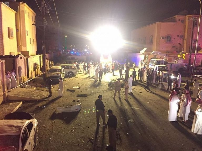 آثار شظايا الصاروخ المتناثرة وقد تسببت في بعض الخسائر