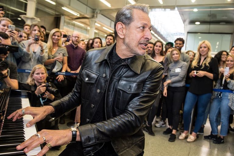 الممثل الأمريكي جيف جولدبلوم يعزف البيانو في محطة قطار الممثل الأمريكي جيف جولدبلوم يعزف البيانو في محطة قطار