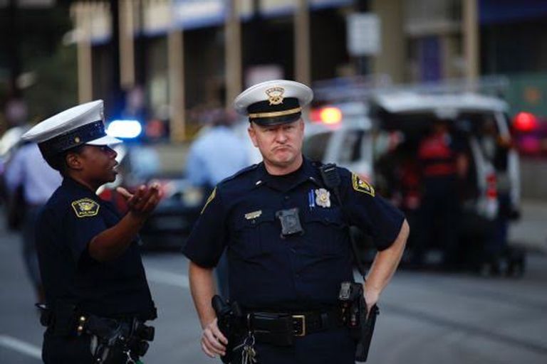 قوات الشرطة في موقع إطلاق النار