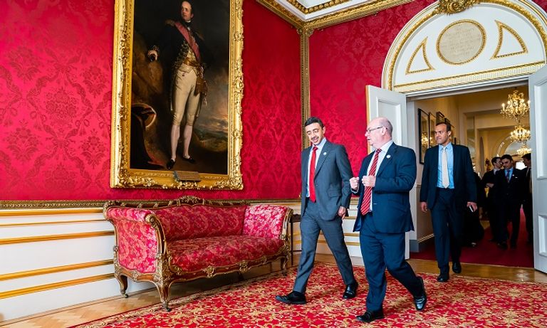 لشيخ عبدالله بن زايد خلال اللقاء مع وزير الدولة البريطاني لشؤون الشرق الأوسط وشمال أفريقيا الشيخ عبدالله بن زايد آل نهيان ووزير الخارجية البريطاني جيريمي هانت