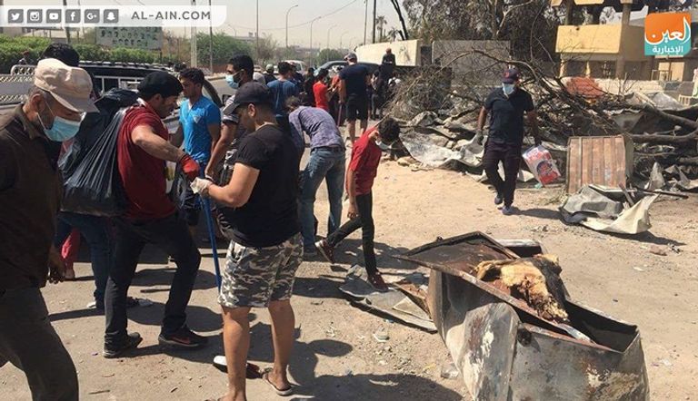 متظاهرون في البصرة يطلقون حملة لتنظيف شوارع المدينة بعد ليلة دامية