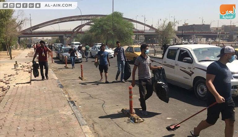 متظاهرون في البصرة يطلقون حملة لتنظيف شوارع المدينة بعد ليلة دامية
