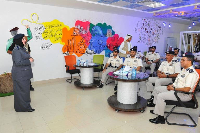 القائد العام لشرطة أبوظبي يستمع إلى شرح في مختبر الابتكار بالمديرية