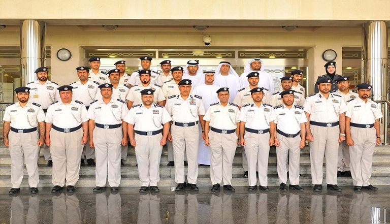 القائد العام لشرطة أبوظبي يستمع إلى شرح في مختبر الابتكار بالمديرية