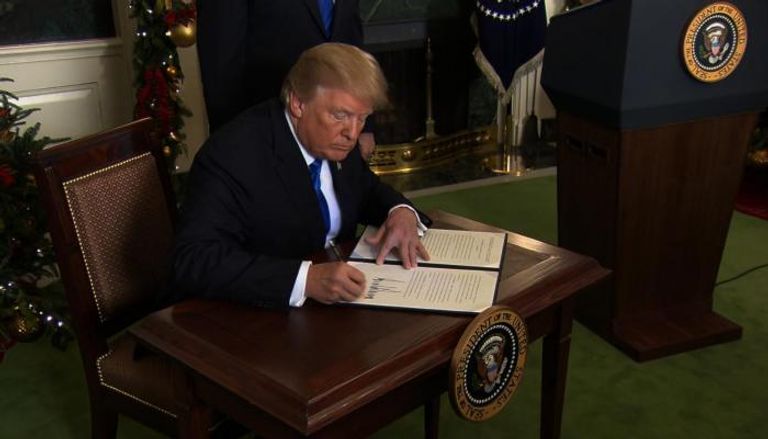 ترامب أثناء التوقيع على قرار القدس