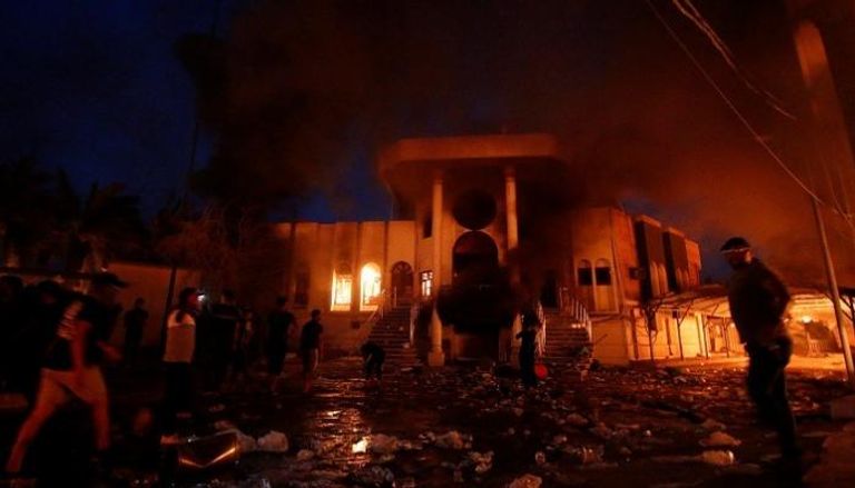 الدخان يتصاعد من مقر القنصلية الإيرانية في البصرة
