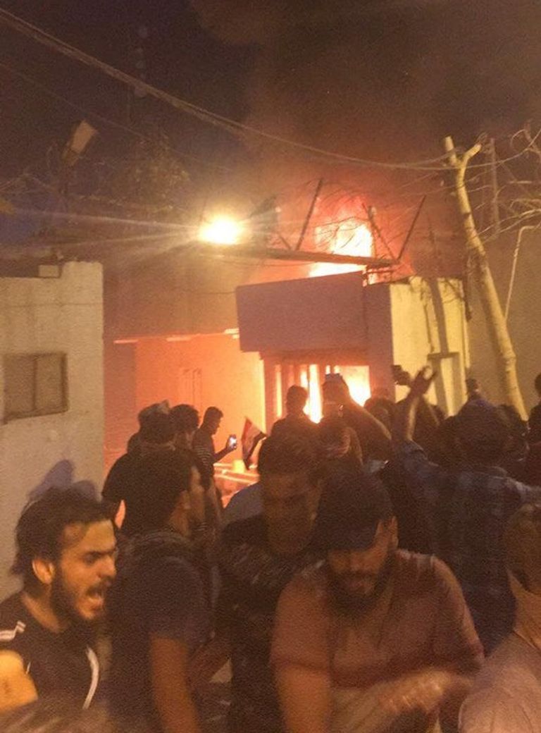 احتراق القنصلية الإيرانية في البصرة أعمدة الدخان تتصاعد من مبنى القنصلية الإيرانية بالبصرة