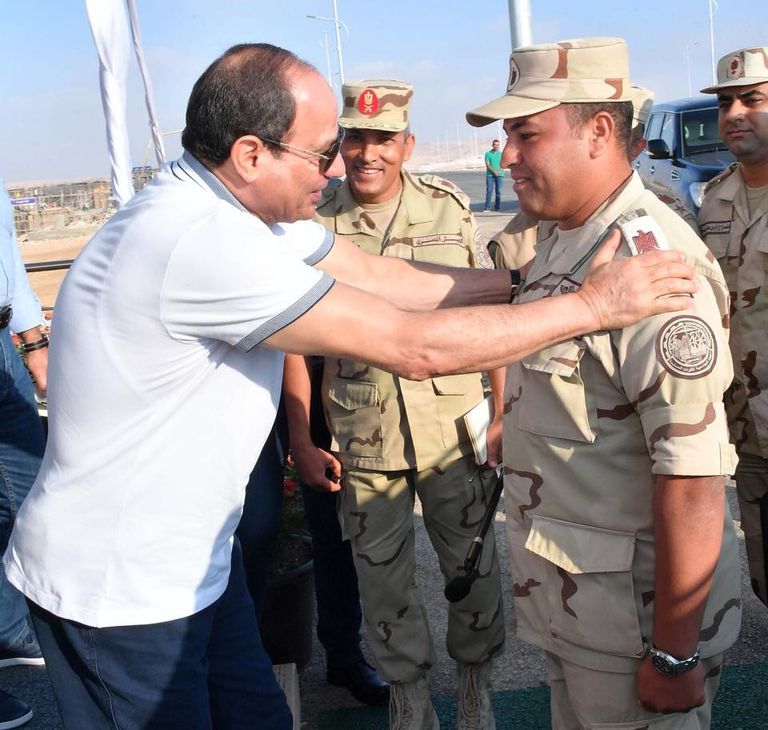 الرئيس المصري عبدالفتاح السيسي ورئيس الهيئة الهندسية للقوات المسلحة