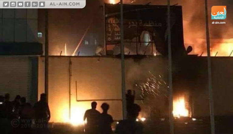 مقر مليشيا منظمة بدر متظاهرون في مركز مدينة البصرة