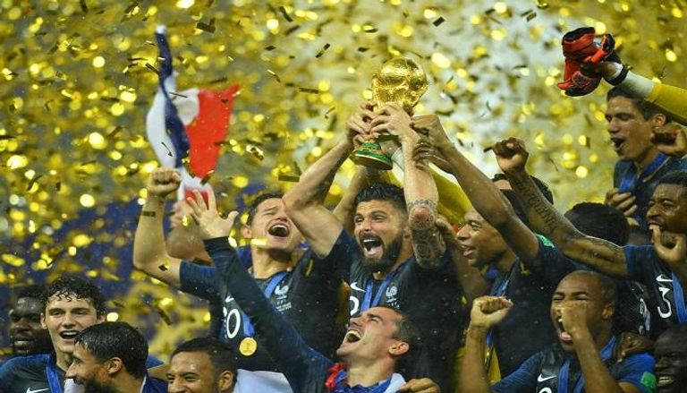 جيرو يحمل كأس العالم