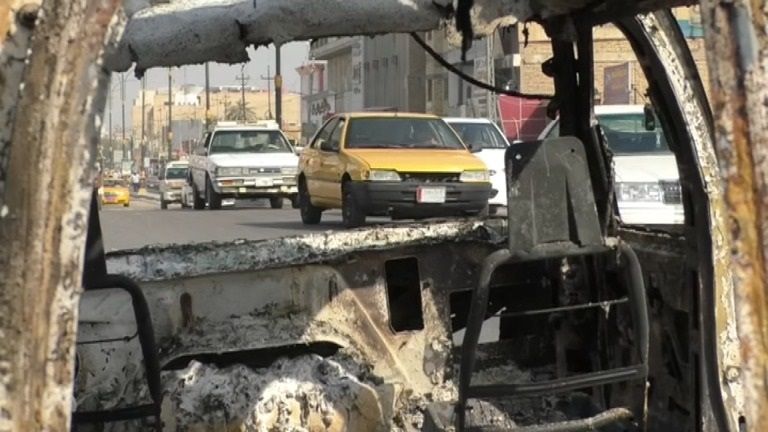 آثار سقوط أحد الصواريخ بمحيط مطار البصرة حركة الطيران بمطار البصرة لم تتأثر بقصف مليشيات إيران