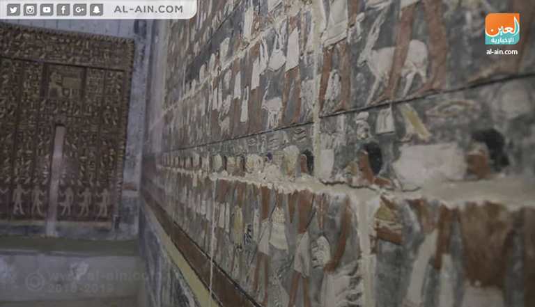 سائحة تزور المقبرة بعد افتتاحها