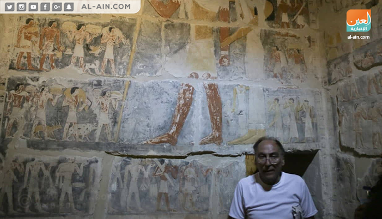 سائحة تزور المقبرة بعد افتتاحها