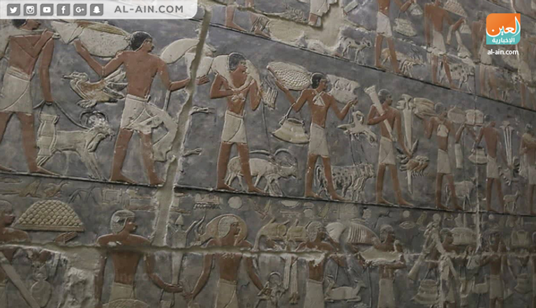 سائحة تزور المقبرة بعد افتتاحها