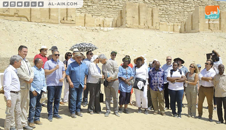 سائحة تزور المقبرة بعد افتتاحها